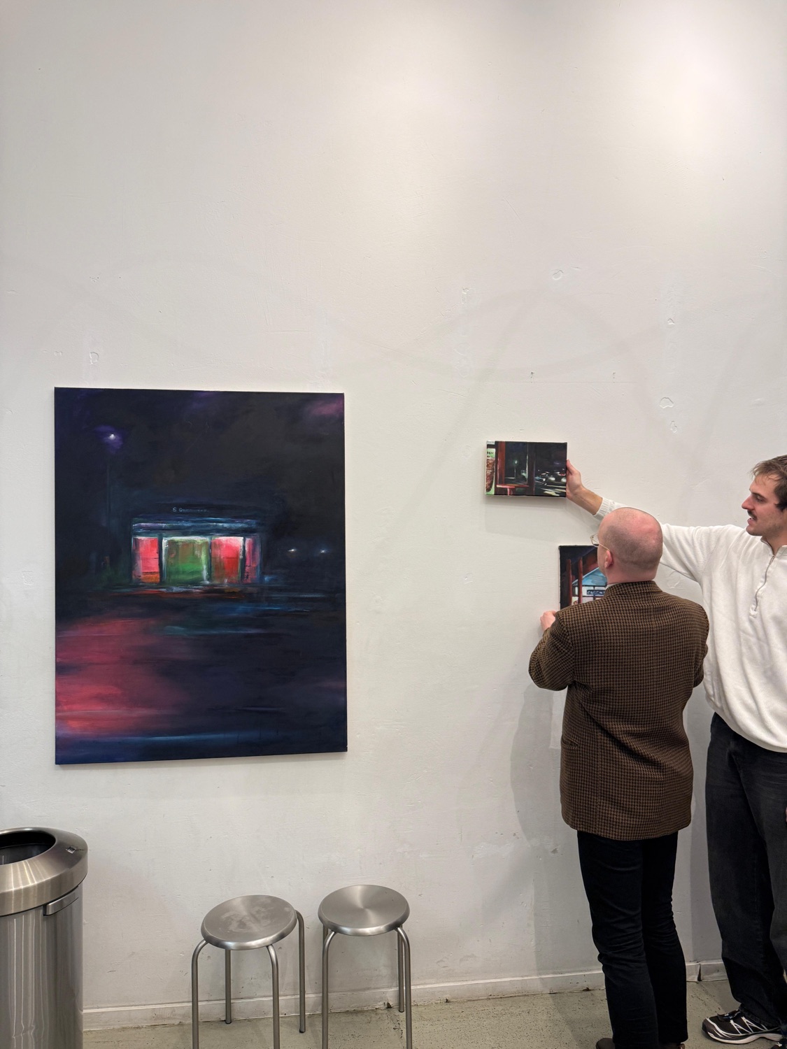 carry hängt Werke für eine Ausstellung