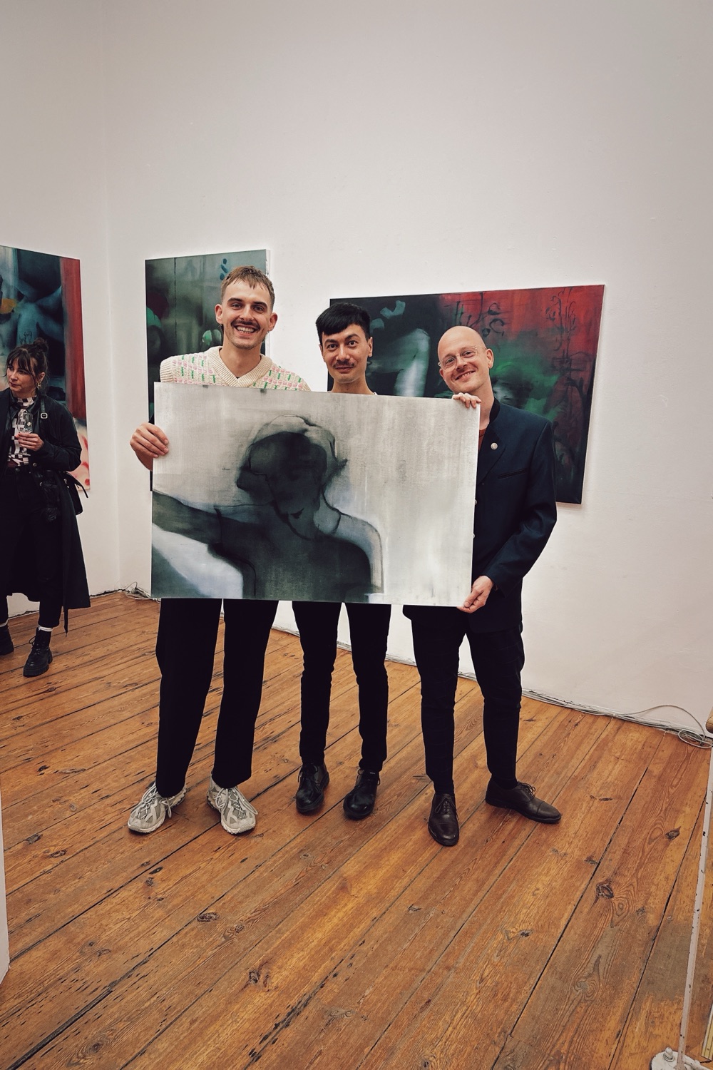 Ein Künstler mit carry bei einer Vernissage