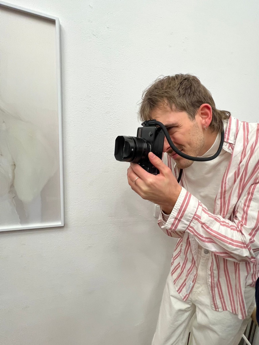 Jonathan Goudefroy fotografiert ein Werk in der Ausstellung