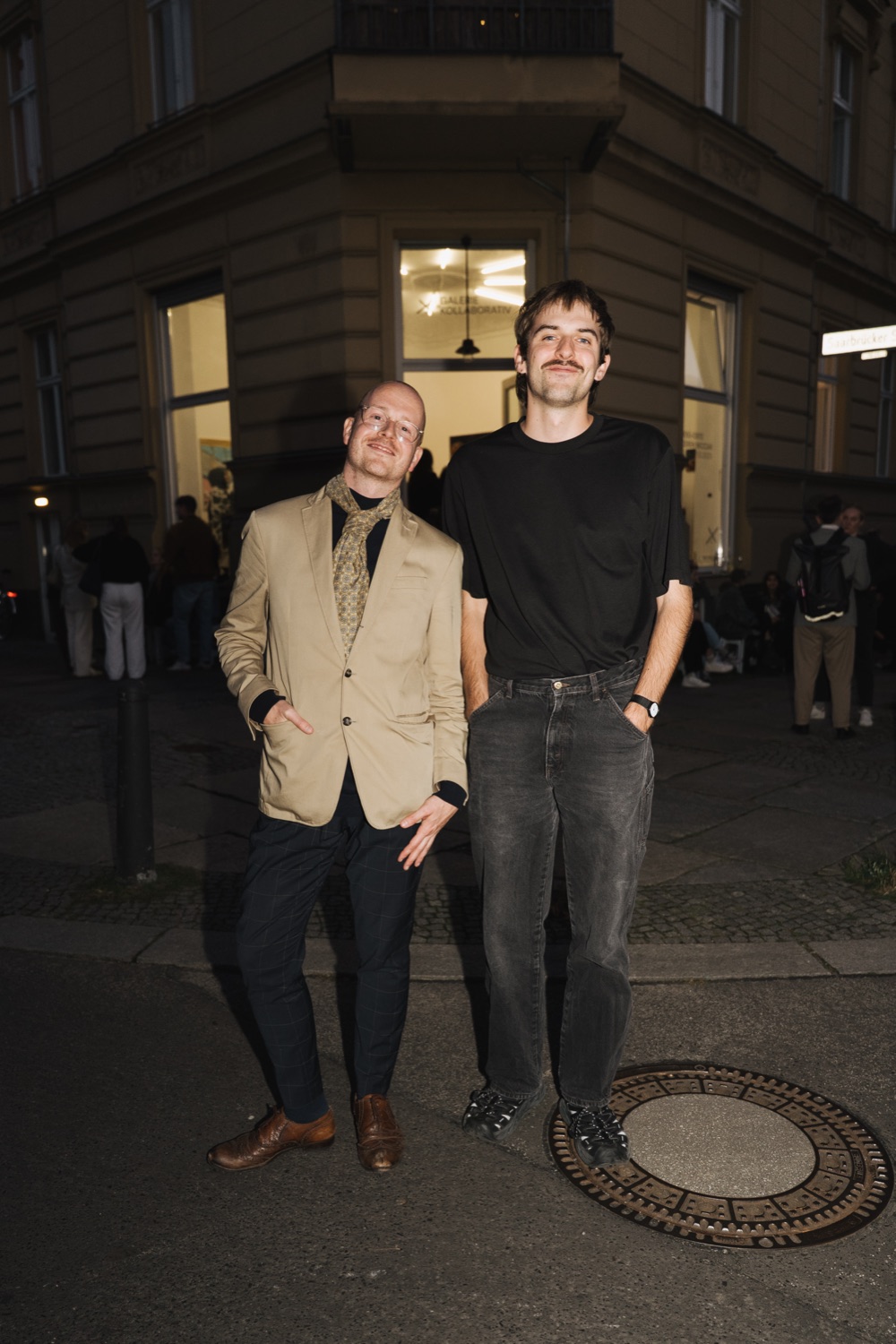 Michael Nickel und Jonathan Goudefroy von carry vor der Galerie Kollaborativ in Berlin