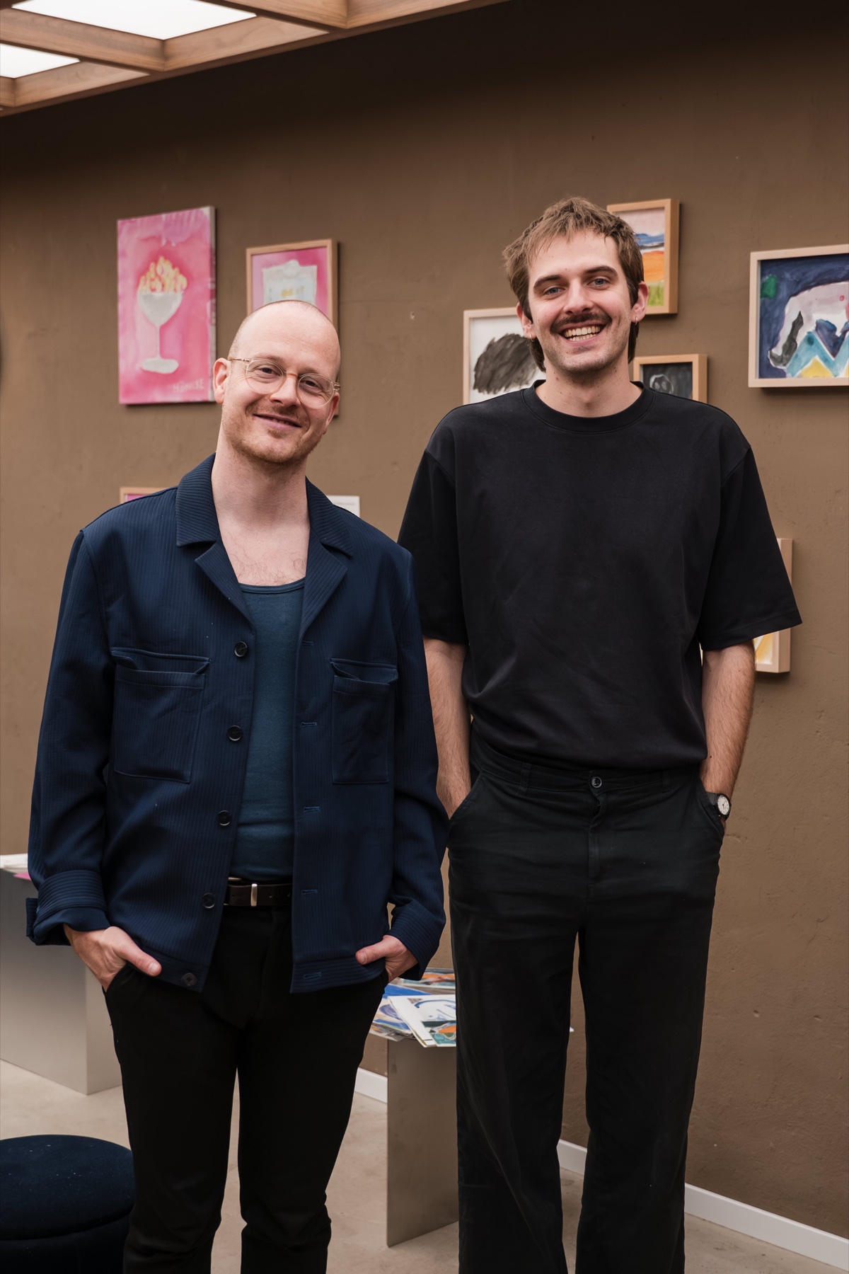 Michael Nickel und Jonathan Goudefroy, Gründer von carry, in einer Kunstausstellung in Berlin